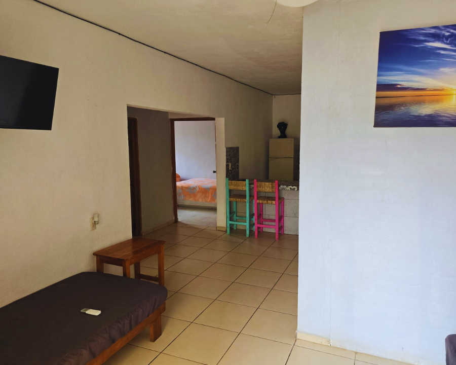 Área de sala amueblada con dos sofás cómodos