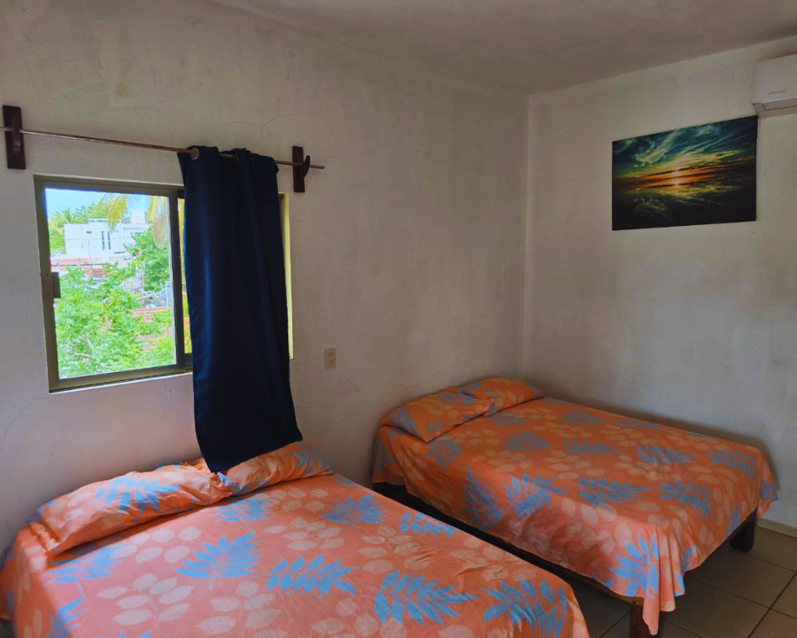 Habitación principal espaciosa y ventilada en Bungalow 3 de El Descanso