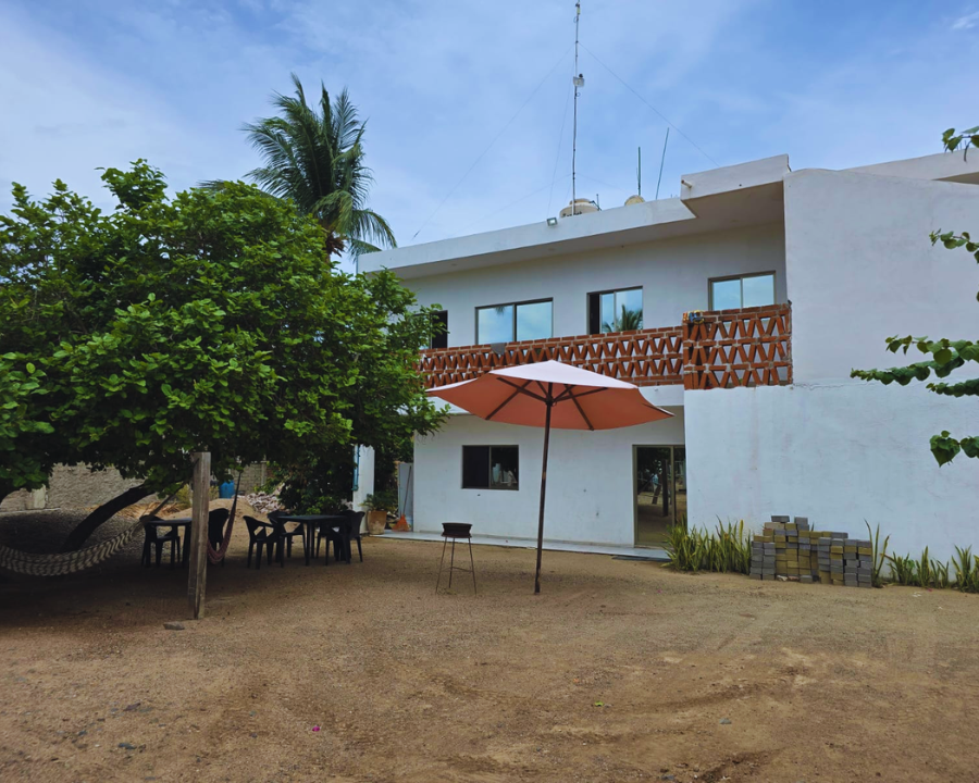 Fachada e ingresos sobre calle principal de Bungalows El Descanso