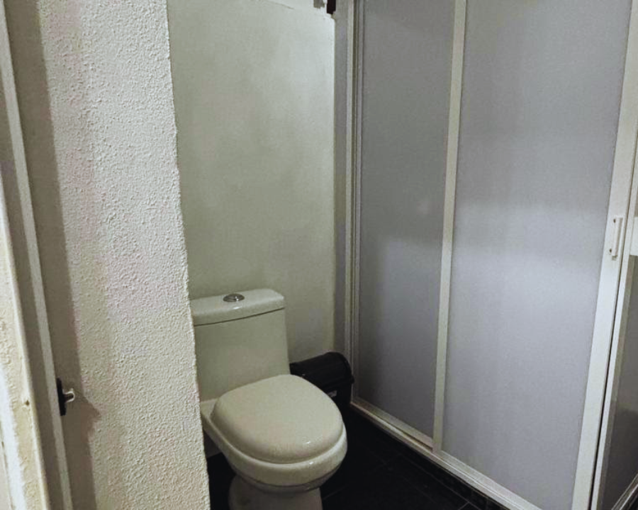 Interior limpio del baño completo privado integrado en la Habitación Rosamorada