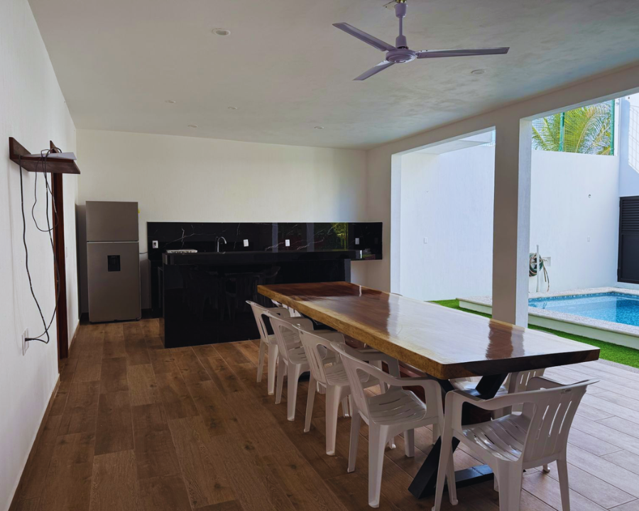 Cocina equipada y comedor en Casa Cisne