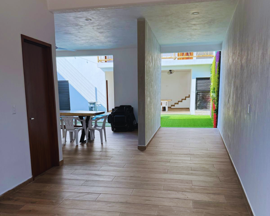 Fachada principal y acceso a la propiedad vacacional Casa Cisne