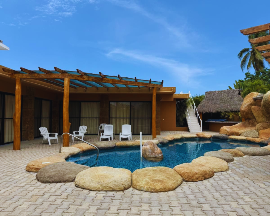 Alberca privada y terraza exterior en renta vacacional Casa de Nico Punta Pérula