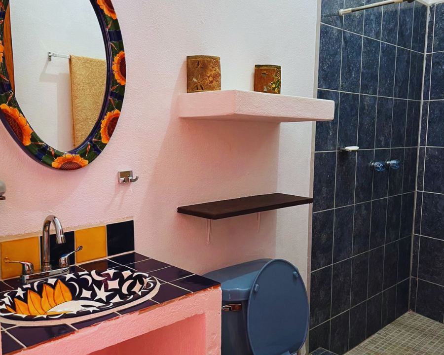 Baño completo interior equipado con agua caliente en regadera