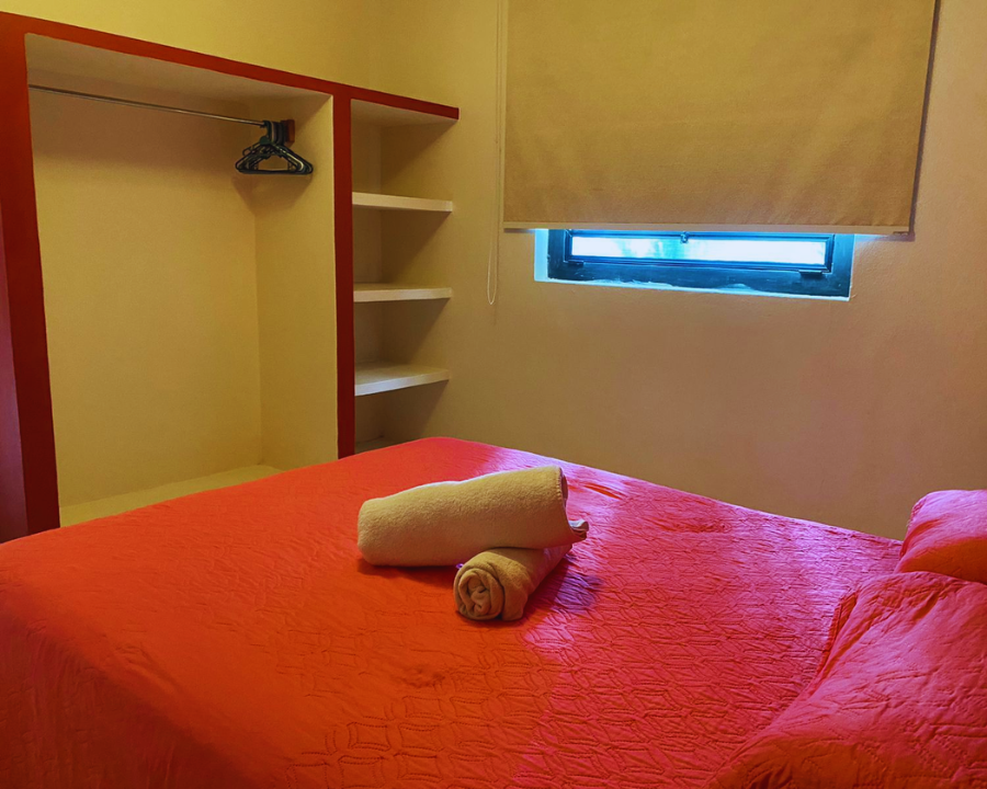 Interiores confortables en casa vacacional de renta familiar
