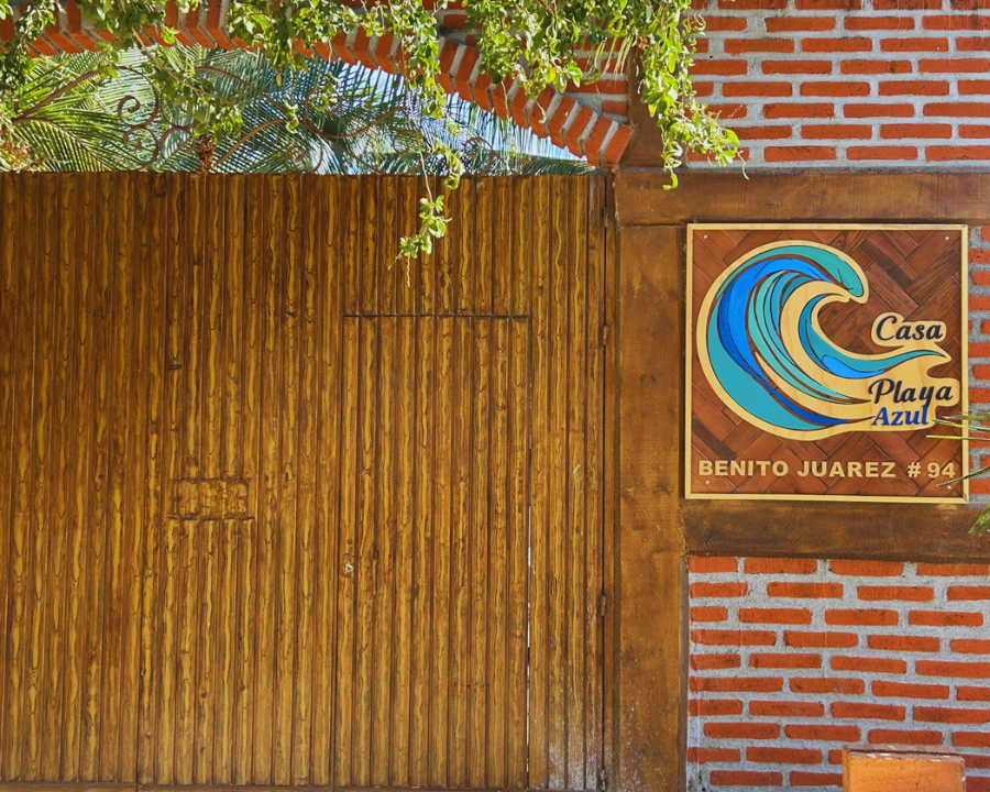 Entrada principal y fachada de Casa Playa Azul en Punta Pérula