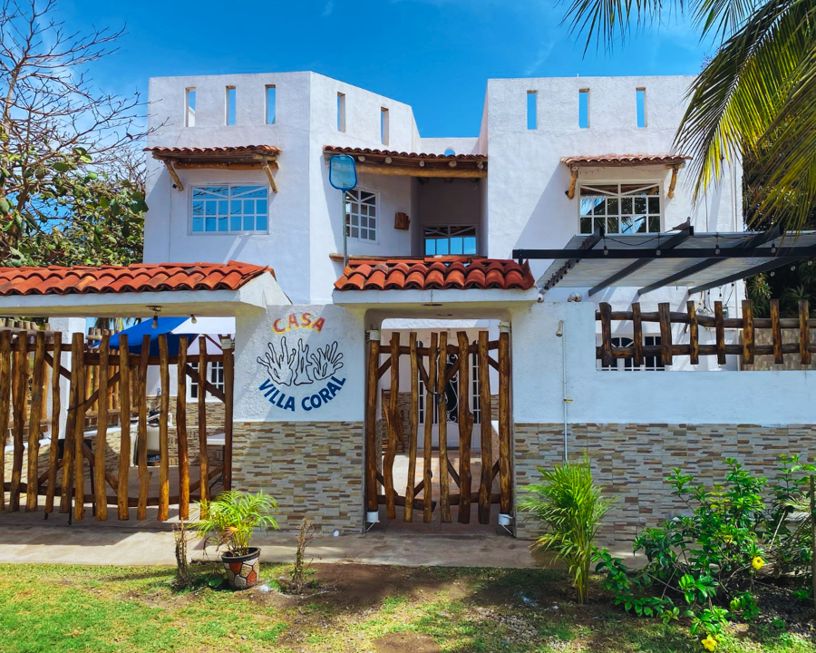 Fachada principal de Casa Villa Coral en Punta Pérula