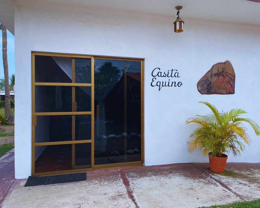 Fachada de ingreso independiente a la unidad Casita Equino dentro del complejo amueblado Castillo Diana