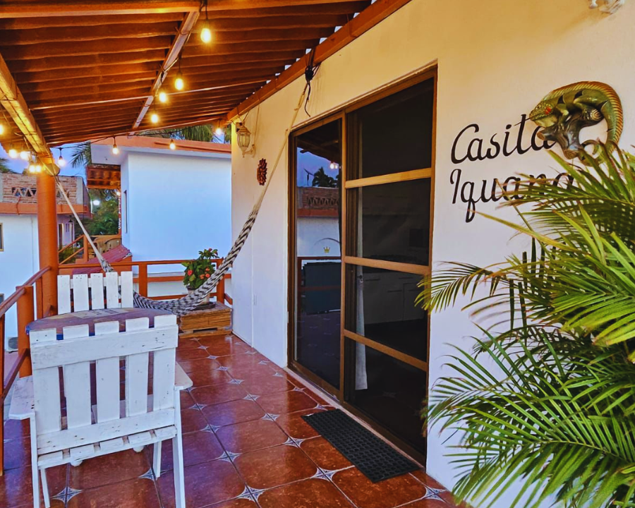 Interior amueblado de la Casita Iguana en Punta Pérula