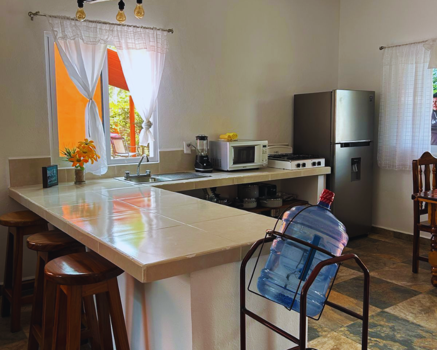 Cocina completamente equipada y utensilios en Bungalows Luna y Eclipse