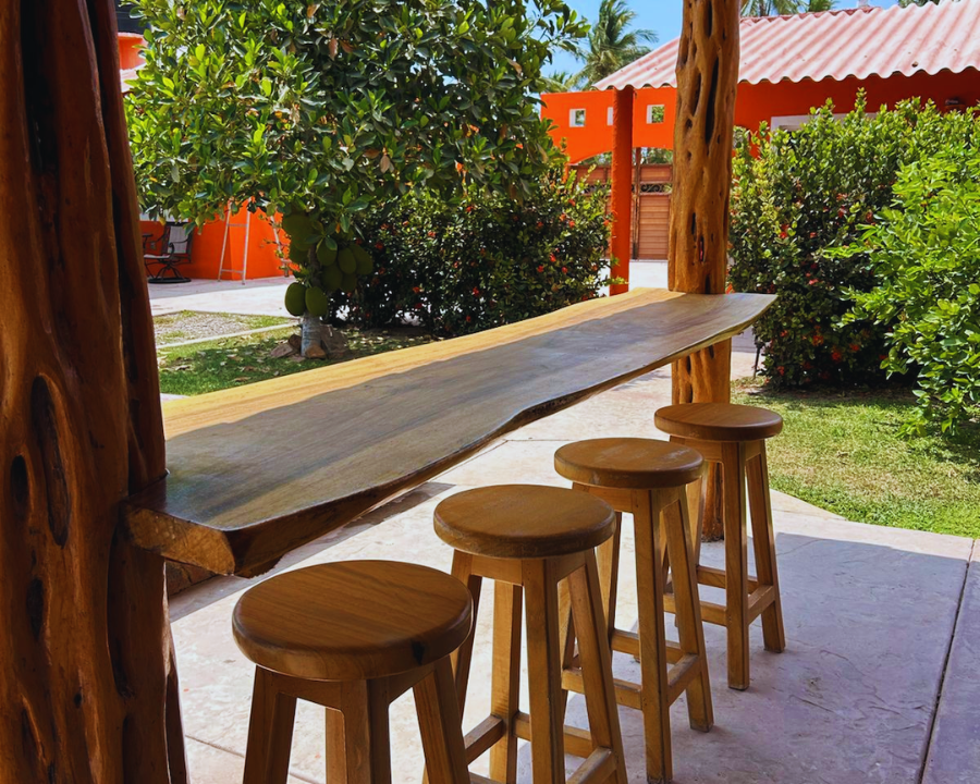 Terraza privada con mesa y sillas en exterior del bungalow