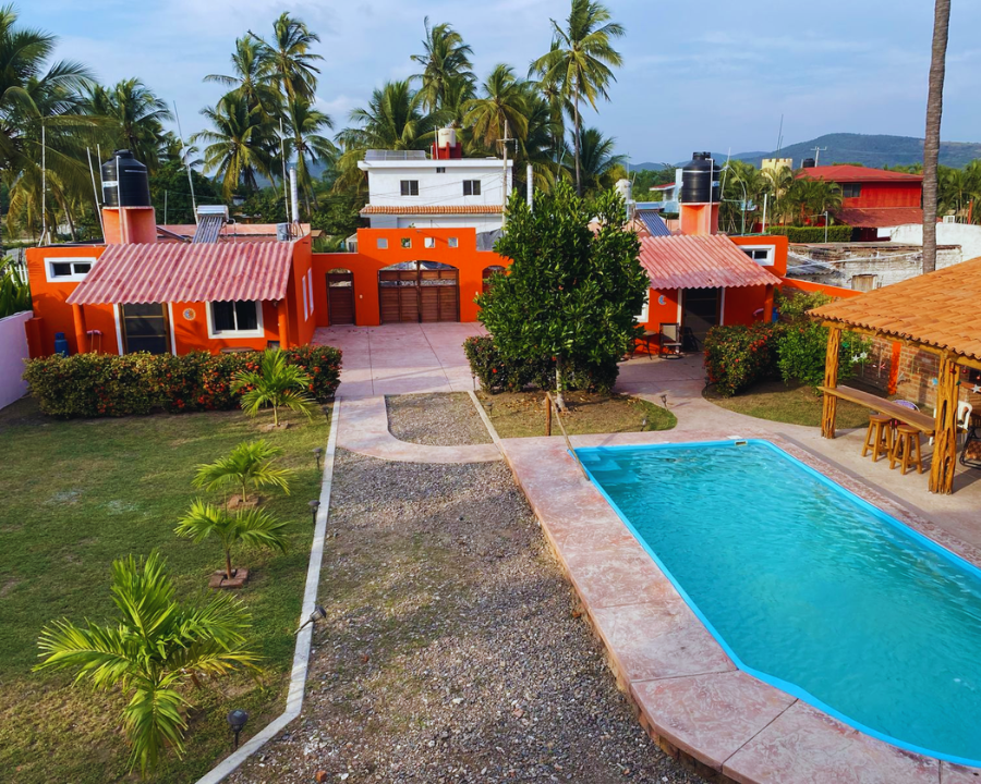 Vista exterior de Casita Sol dentro del complejo Aventura Mex y Can en Punta Pérula