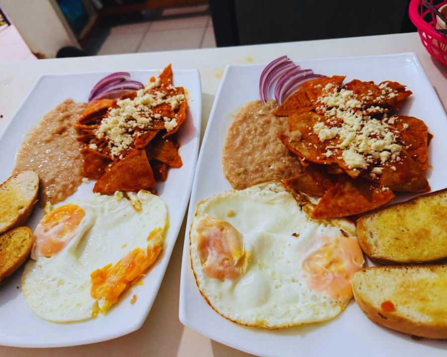 Huevos estrellados con frijoles y chilaquiles