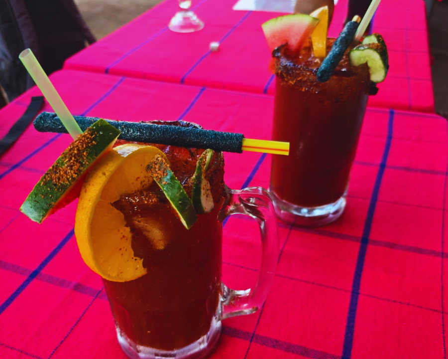 Michelada bien fría preparada con mariscos